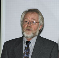 Dr. <b>Manfred Hoppe</b> von der Forschungsgruppe Praxisnahe Berufsausbildung der <b>...</b> - 026002