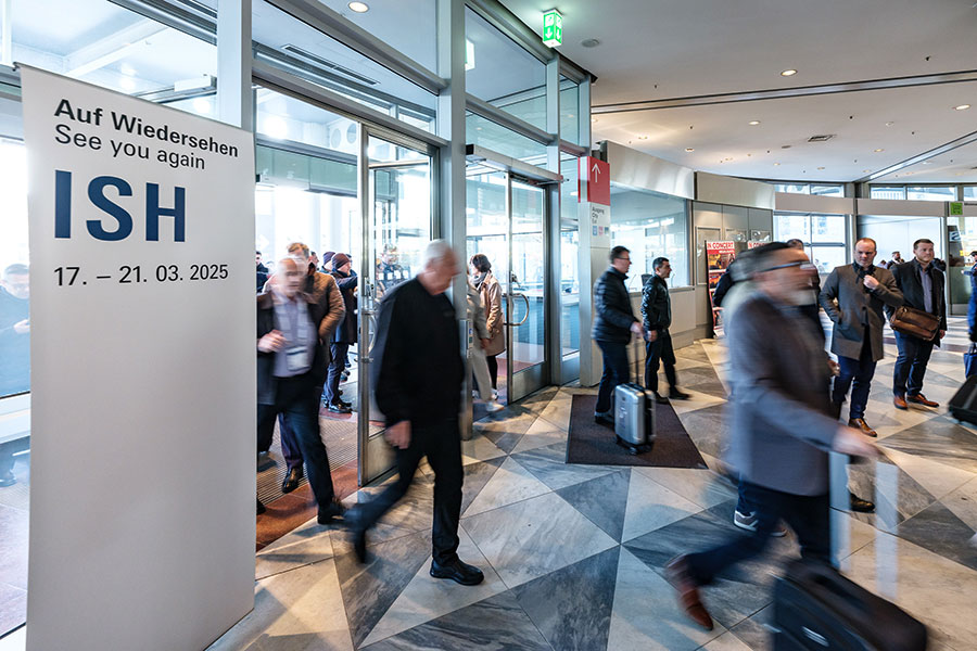 Auf geht’s – Besucher auf dem Weg zur ISH 2023, hier am Eingang CIty. Bild: Messe Frankfurt / Pietro Sutera