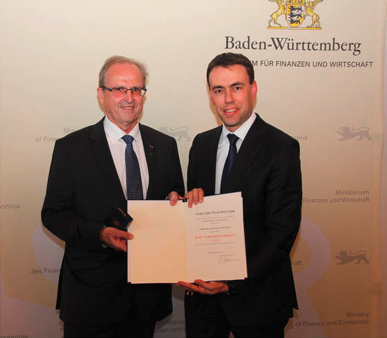 Dr. Hans-Balthas Klein (l.) erhält den Verdienstorden am Bande von Dr. Nils Schmid.