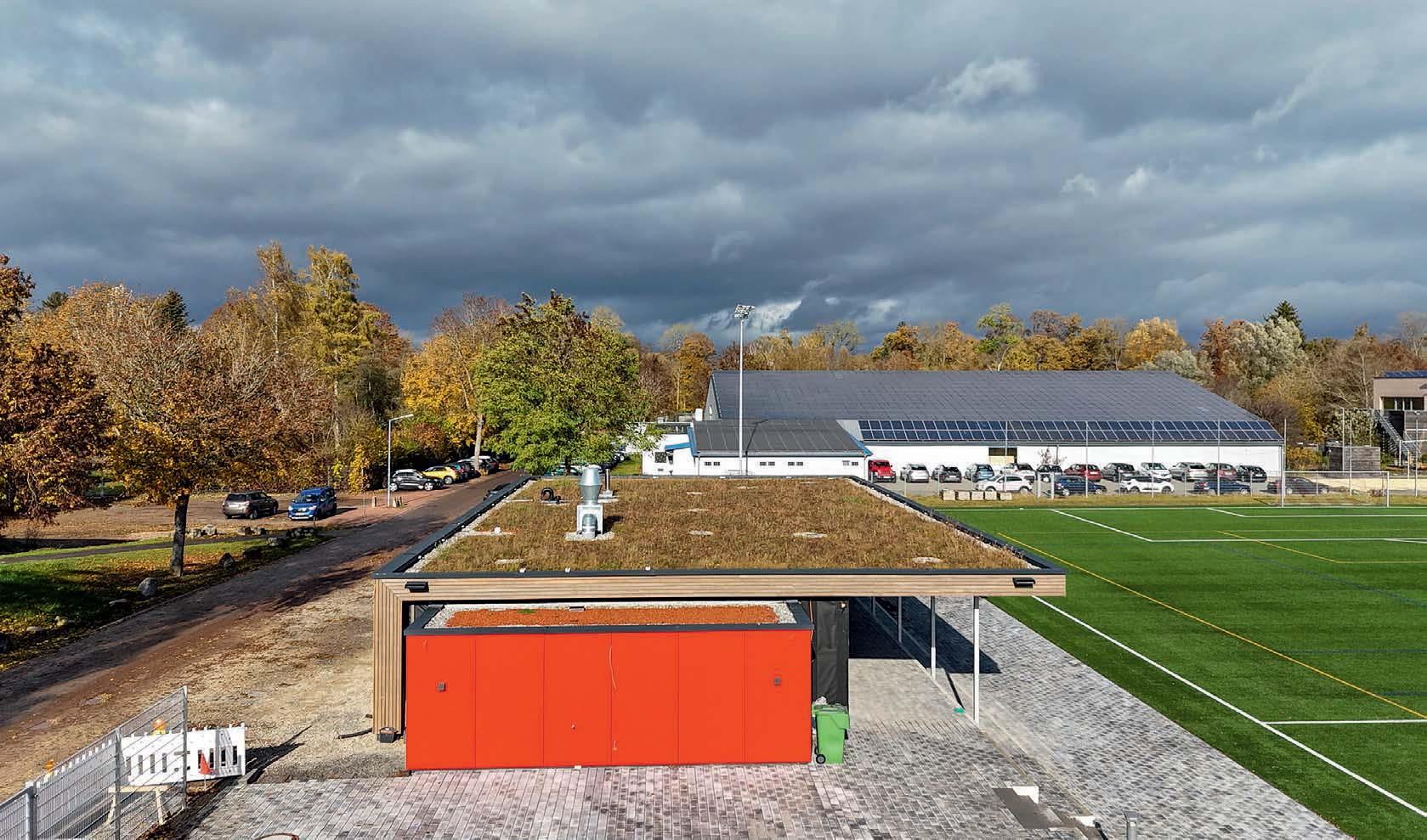 Sportanlage „Im Haberfeld“, Donaueschingen. Neubau des SSC-Vereinsheims links im Bild, mit Holzpelletheizung, zum Zeitpunkt der Fertigstellung im November 2023. (Mall)