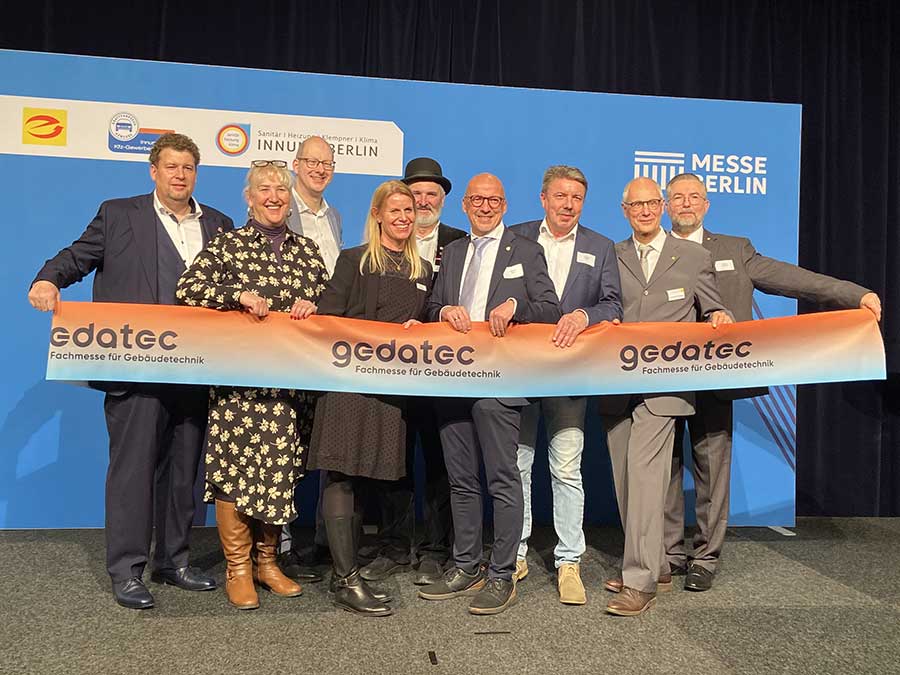 Präsentieren die künftige Messe gedatec beim Neujahrsempfang von vier Innungen in Berlin (v.l.): Stephan Ziemann (Obermeister Dachdecker-Innung Berlin), Anke Maske (Geschäftsführerin Landesinnungsverband des Dachdeckerhandwerks Brandenburg), Sebastian Bobinski (Geschäftsführer Dachdecker-Innung Berlin), Daniela Stack (Bereichsleiterin Messe Berlin), Karsten Kirchhoff (Landesinnungsmeister Dachdeckerhandwerk Brandenburg), Andreas Schuh (Obermeister Innung SHK Berlin), Norbert Band (Landesinnungsmeister Fachverband SHK Land Brandenburg), Constantin Rehlinger (Geschäftsführer Elektro-Innung Berlin), Carsten Joschko (Landesinnungsmeister Elektrohandwerk Berlin-Brandenburg). Bild: Innung SHK Berlin