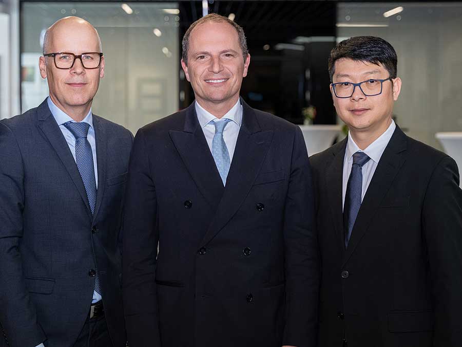 Die Führungsspitze von „MBT Climate“: Stefano Bellò, President von MBT Climate (Mitte) mit Alexander Kaiss, Senior Vice President (l.) und Kobe Peng, Vice President (r.). Bild: Clivet